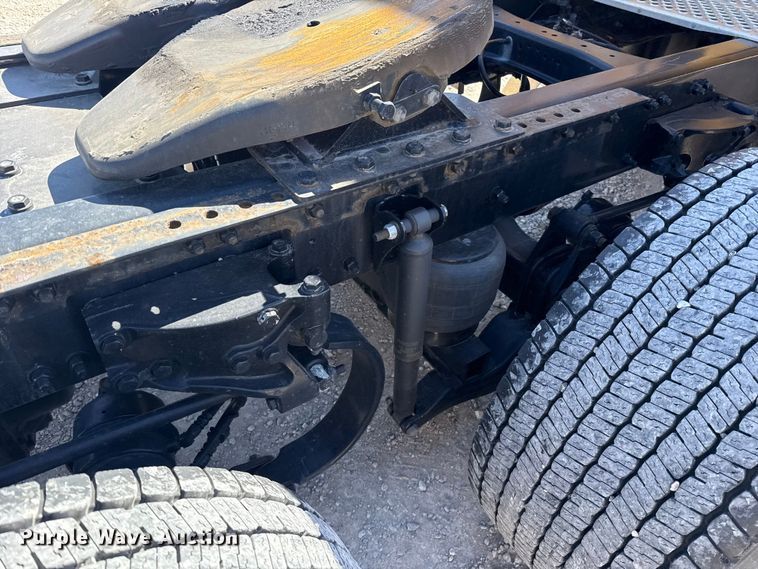 image for item ES5865 2022 Kenworth T680 semi truck