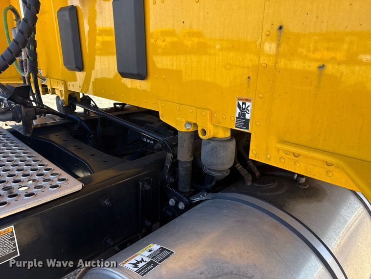 image for item ES5865 2022 Kenworth T680 semi truck