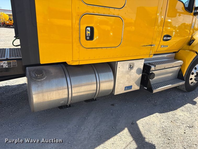 image for item ES5865 2022 Kenworth T680 semi truck