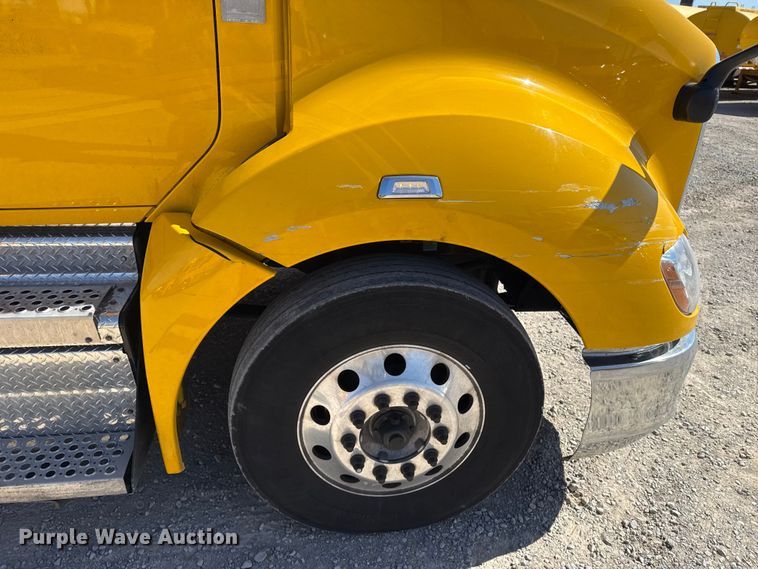 image for item ES5865 2022 Kenworth T680 semi truck