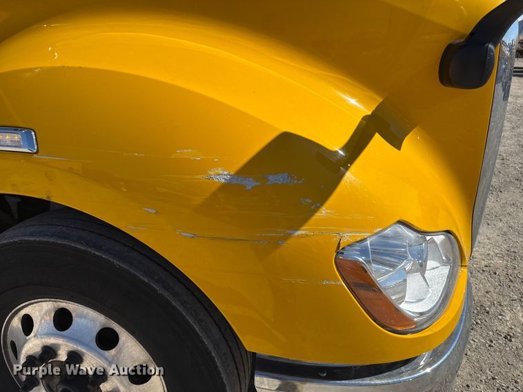 image for item ES5865 2022 Kenworth T680 semi truck