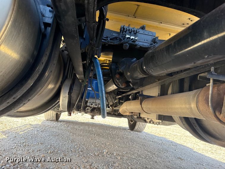 image for item ES5865 2022 Kenworth T680 semi truck