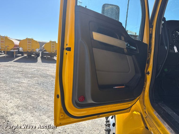 image for item ES5865 2022 Kenworth T680 semi truck