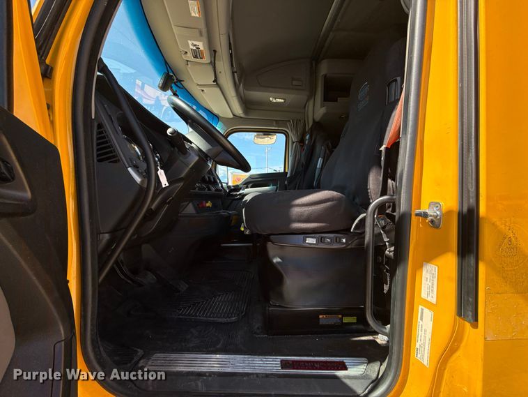 image for item ES5865 2022 Kenworth T680 semi truck