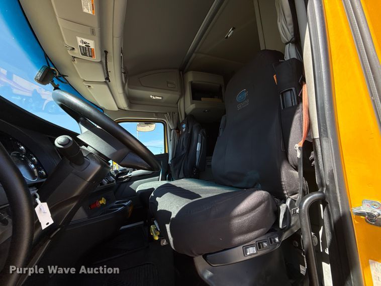 image for item ES5865 2022 Kenworth T680 semi truck