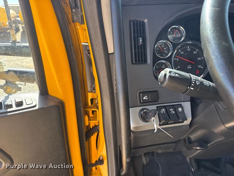 image for item ES5865 2022 Kenworth T680 semi truck