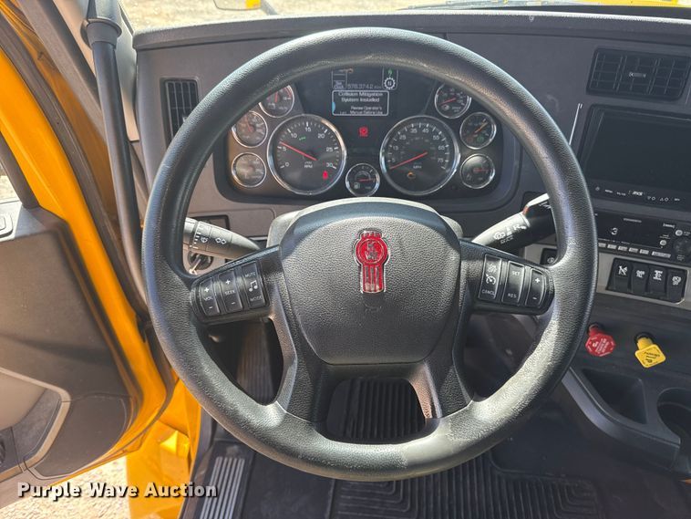 image for item ES5865 2022 Kenworth T680 semi truck