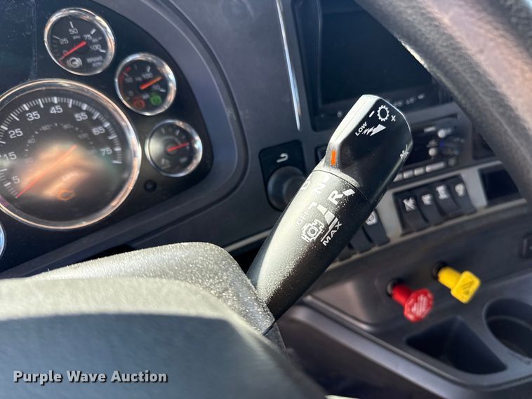 image for item ES5865 2022 Kenworth T680 semi truck