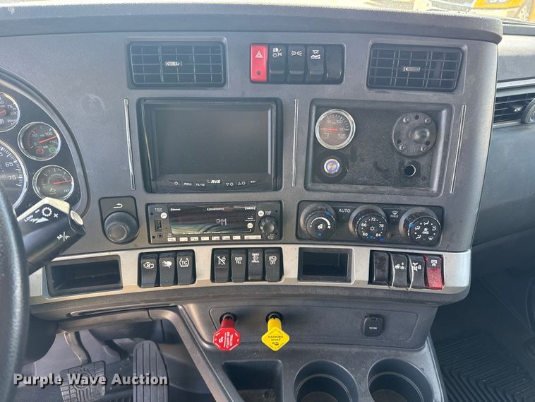 image for item ES5865 2022 Kenworth T680 semi truck