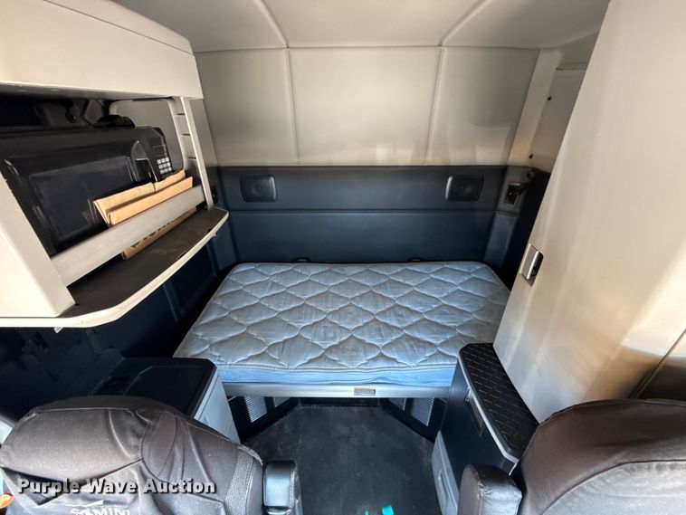 image for item ES5865 2022 Kenworth T680 semi truck