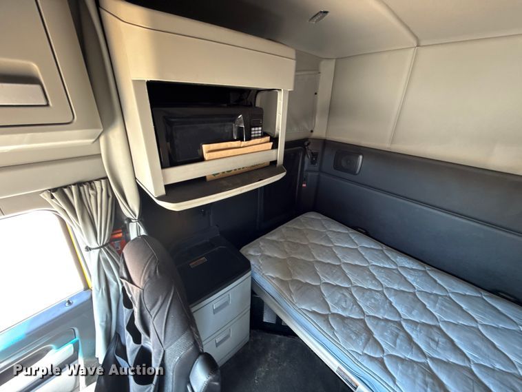 image for item ES5865 2022 Kenworth T680 semi truck