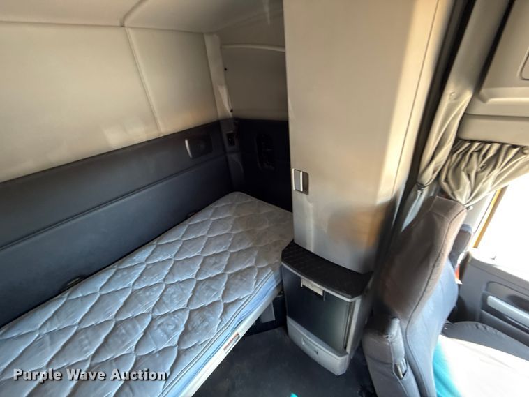 image for item ES5865 2022 Kenworth T680 semi truck