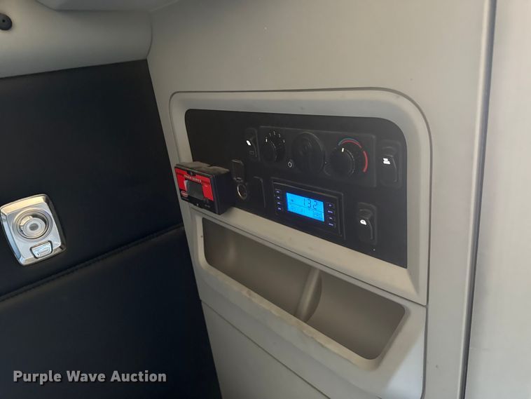 image for item ES5865 2022 Kenworth T680 semi truck