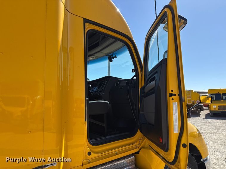 image for item ES5865 2022 Kenworth T680 semi truck