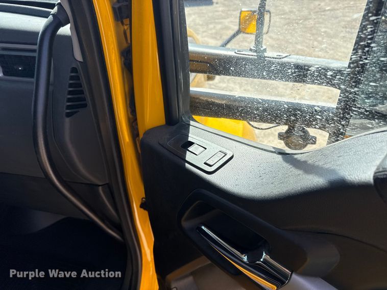 image for item ES5865 2022 Kenworth T680 semi truck