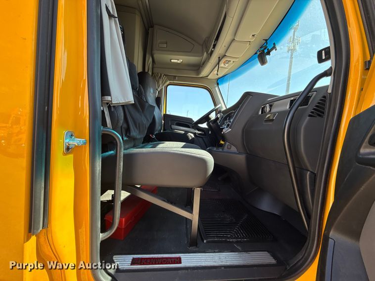 image for item ES5865 2022 Kenworth T680 semi truck