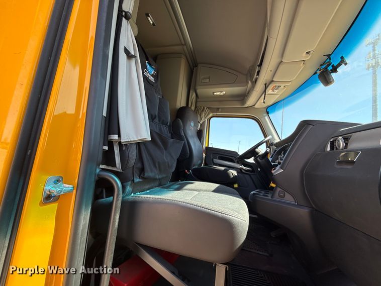 image for item ES5865 2022 Kenworth T680 semi truck