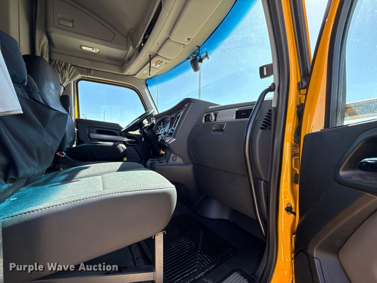 image for item ES5865 2022 Kenworth T680 semi truck