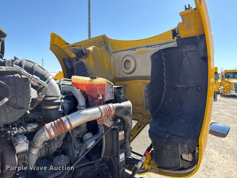 image for item ES5865 2022 Kenworth T680 semi truck