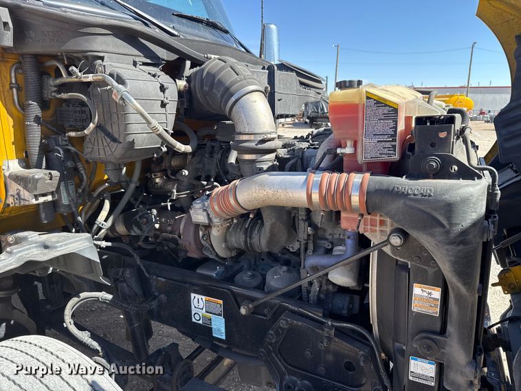 image for item ES5865 2022 Kenworth T680 semi truck