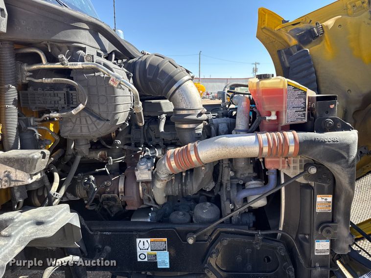 image for item ES5865 2022 Kenworth T680 semi truck