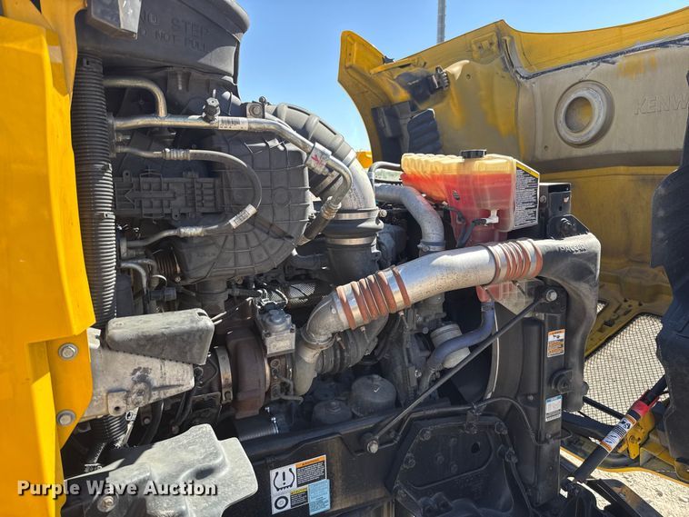 image for item ES5865 2022 Kenworth T680 semi truck