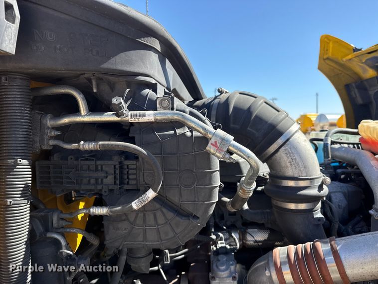 image for item ES5865 2022 Kenworth T680 semi truck