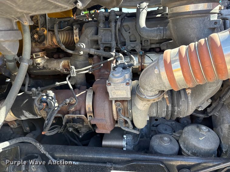 image for item ES5865 2022 Kenworth T680 semi truck