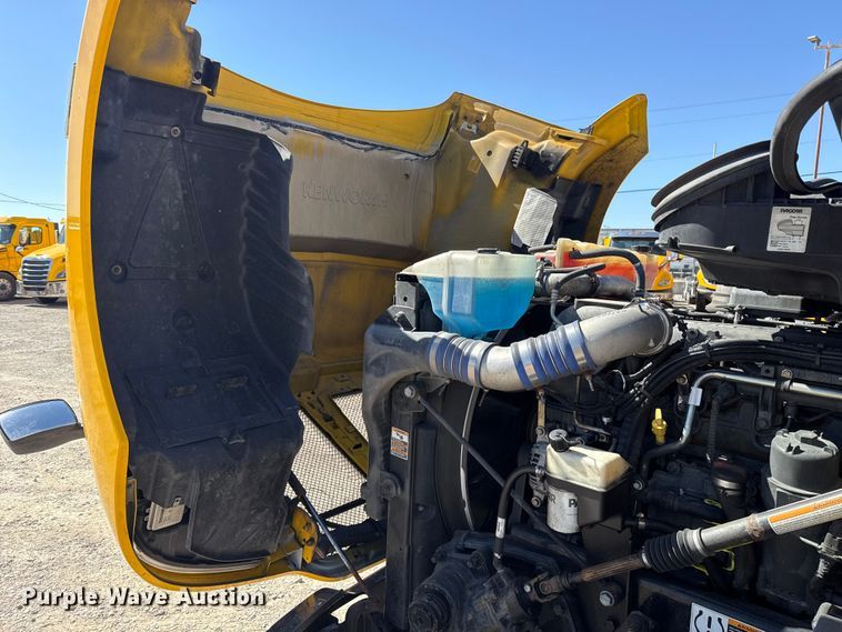 image for item ES5865 2022 Kenworth T680 semi truck