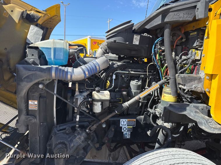 image for item ES5865 2022 Kenworth T680 semi truck