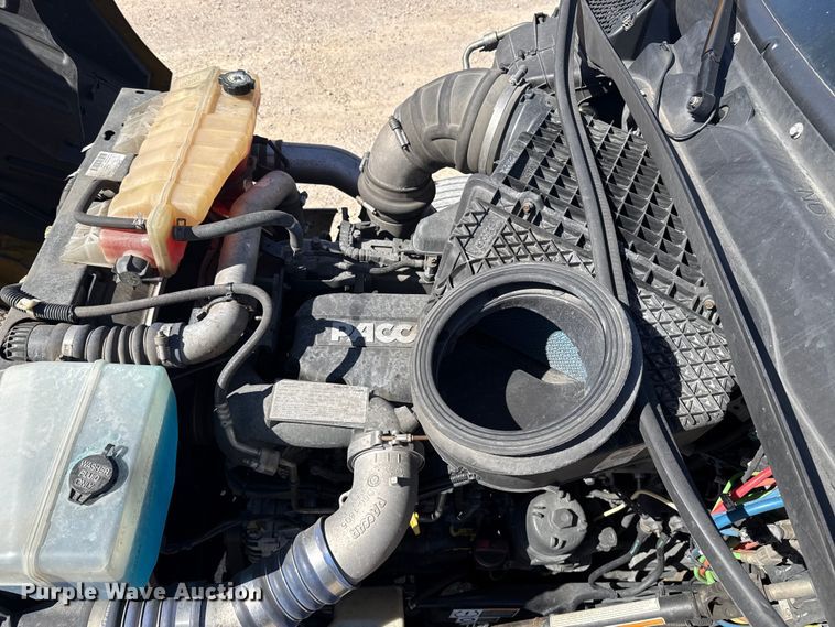 image for item ES5865 2022 Kenworth T680 semi truck