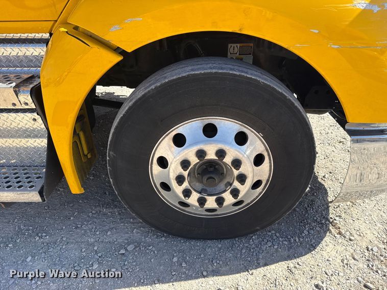 image for item ES5865 2022 Kenworth T680 semi truck