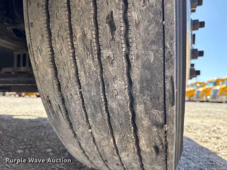 image for item ES5865 2022 Kenworth T680 semi truck