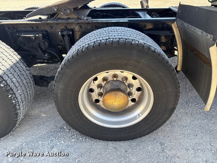 image for item ES5865 2022 Kenworth T680 semi truck