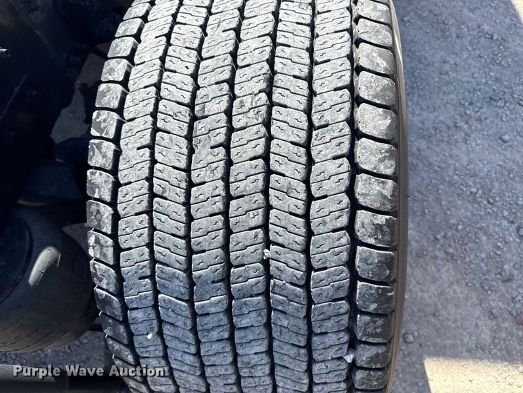 image for item ES5865 2022 Kenworth T680 semi truck