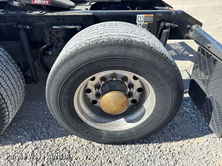 image for item ES5865 2022 Kenworth T680 semi truck