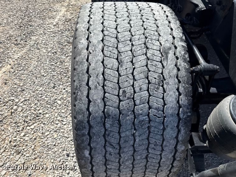 image for item ES5865 2022 Kenworth T680 semi truck