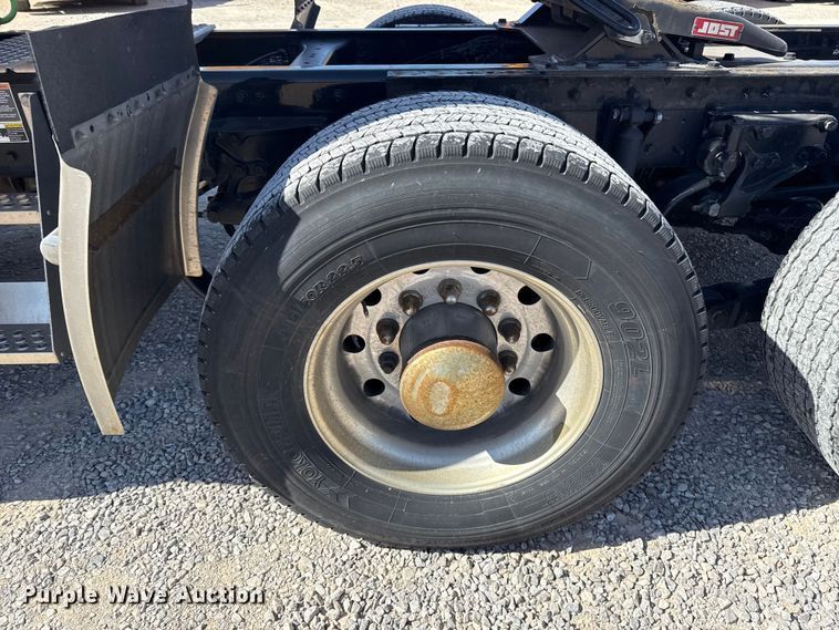 image for item ES5865 2022 Kenworth T680 semi truck