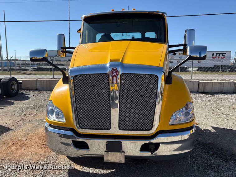 image for item ES5866 2021 Kenworth T680 semi truck
