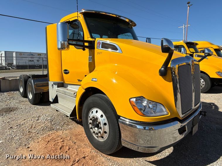 image for item ES5866 2021 Kenworth T680 semi truck