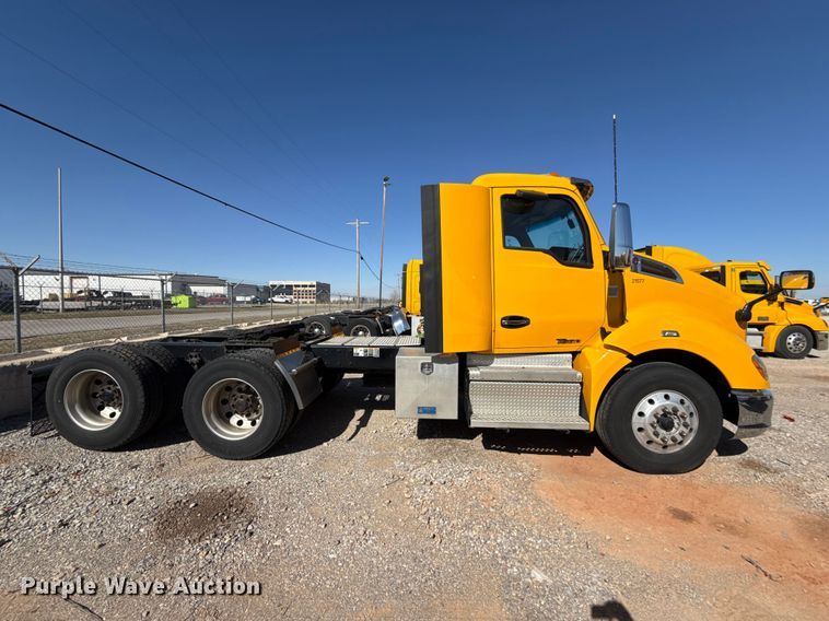 image for item ES5866 2021 Kenworth T680 semi truck