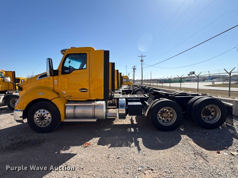 image for item ES5866 2021 Kenworth T680 semi truck