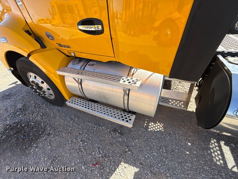 image for item ES5866 2021 Kenworth T680 semi truck