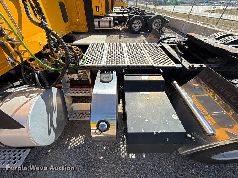 image for item ES5866 2021 Kenworth T680 semi truck