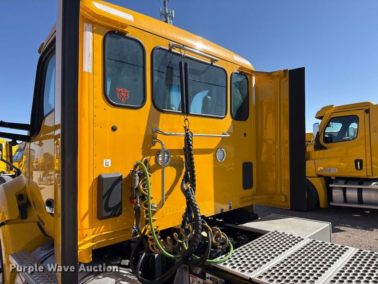 image for item ES5866 2021 Kenworth T680 semi truck