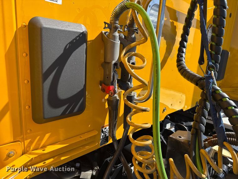 image for item ES5866 2021 Kenworth T680 semi truck