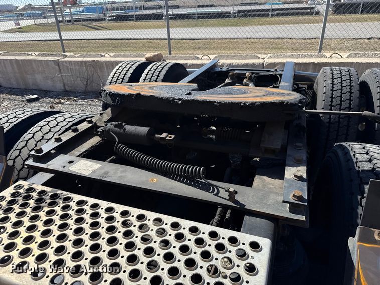 image for item ES5866 2021 Kenworth T680 semi truck