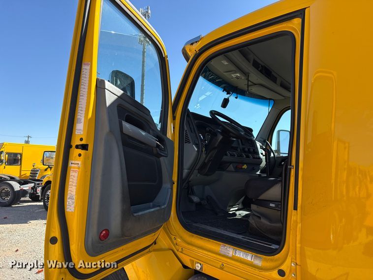 image for item ES5866 2021 Kenworth T680 semi truck