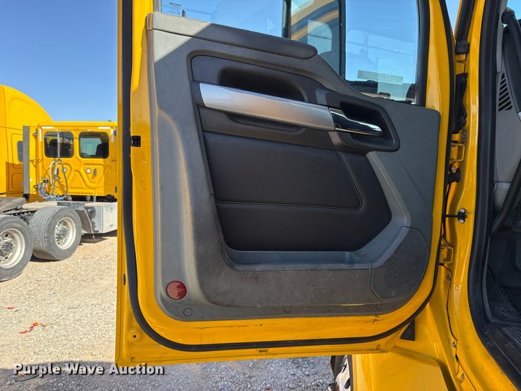 image for item ES5866 2021 Kenworth T680 semi truck