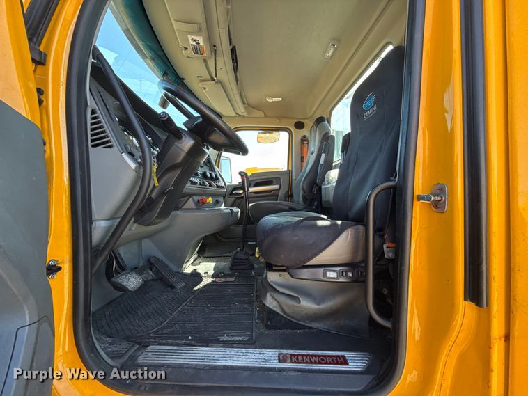 image for item ES5866 2021 Kenworth T680 semi truck